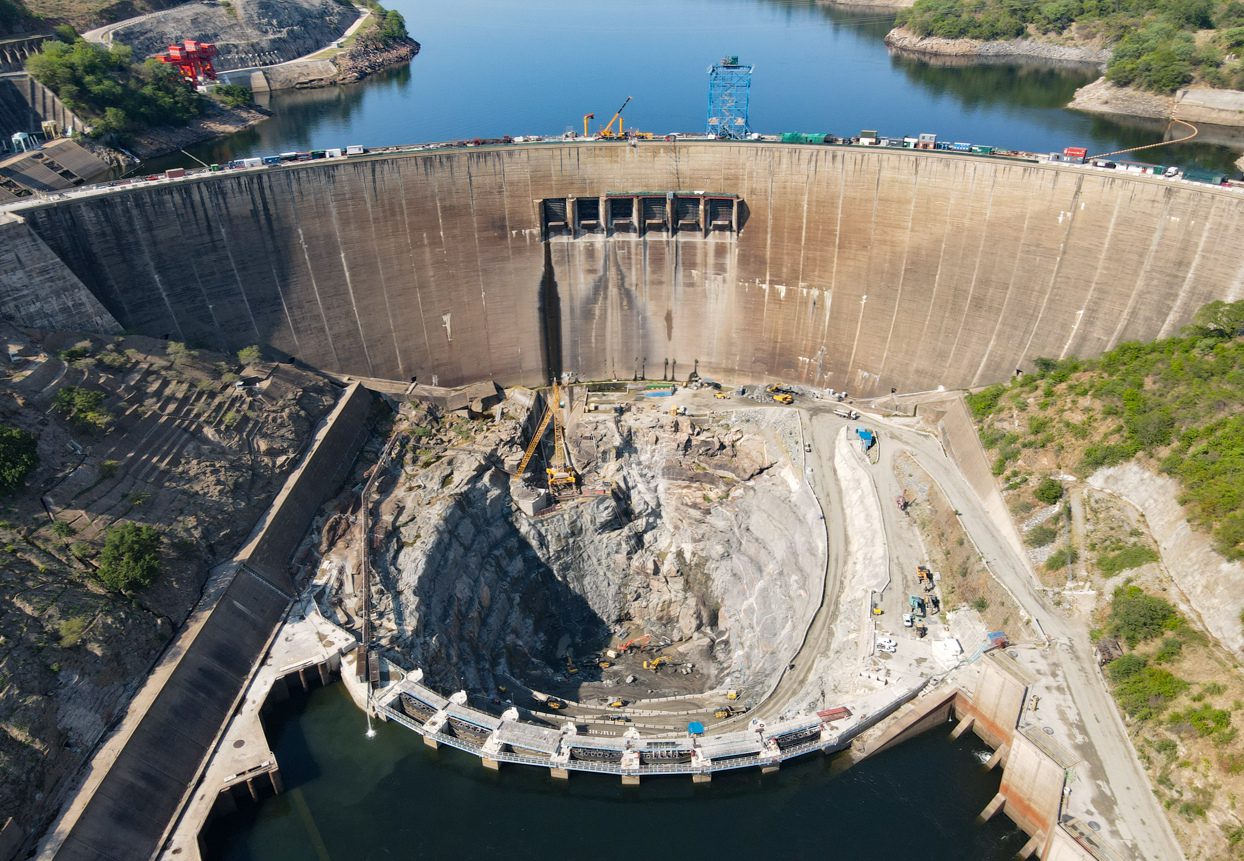 Dynamic pressures in a plunge pool of a dam — Graz University of Technology